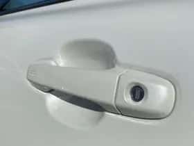Toyota C-HR (2018) thumbnail 5