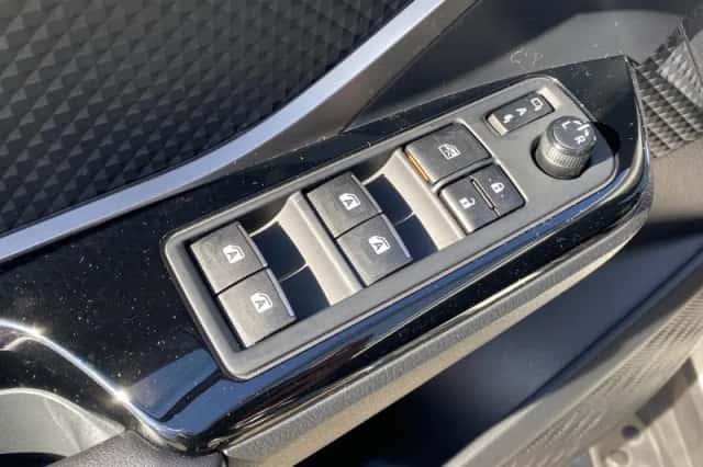 Toyota C-HR (2018) thumbnail 6