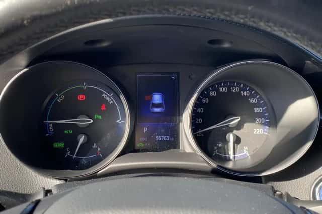 Toyota C-HR (2018) thumbnail 7