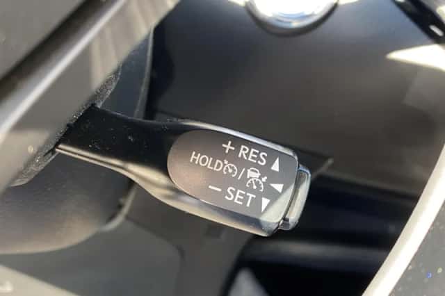 Toyota C-HR (2018) thumbnail 9