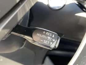 Toyota C-HR (2018) thumbnail 9