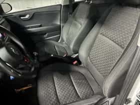Kia Rio (2017) thumbnail 2