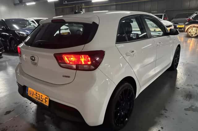 Kia Rio (2017) thumbnail 20