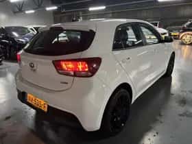 Kia Rio (2017) thumbnail 20