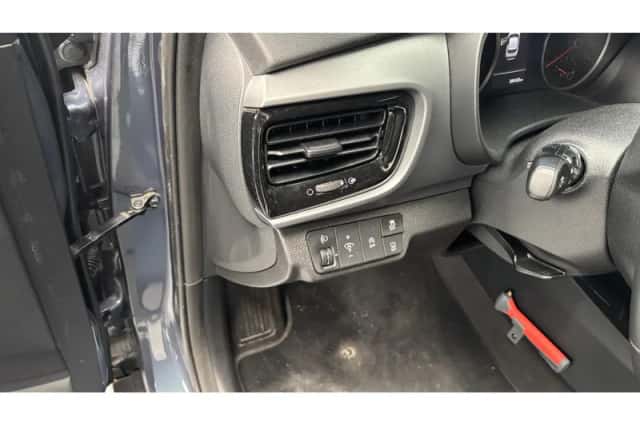 Kia Stonic (2021) thumbnail 3