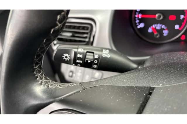 Kia Stonic (2021) thumbnail 5