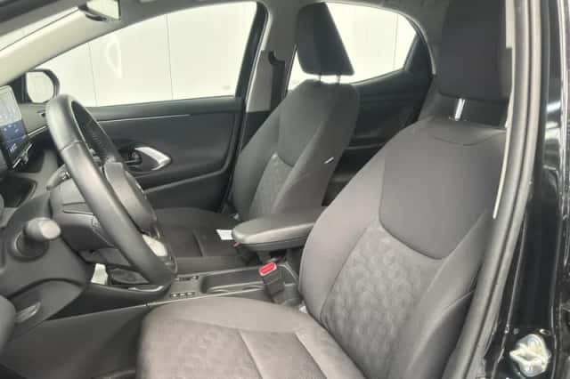 Toyota Yaris (2024) thumbnail 3