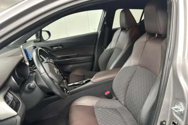 Toyota C-HR (2017) thumbnail 2
