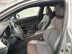 Toyota C-HR (2017) thumbnail 2