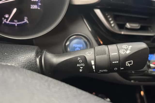 Toyota C-HR (2017) thumbnail 11