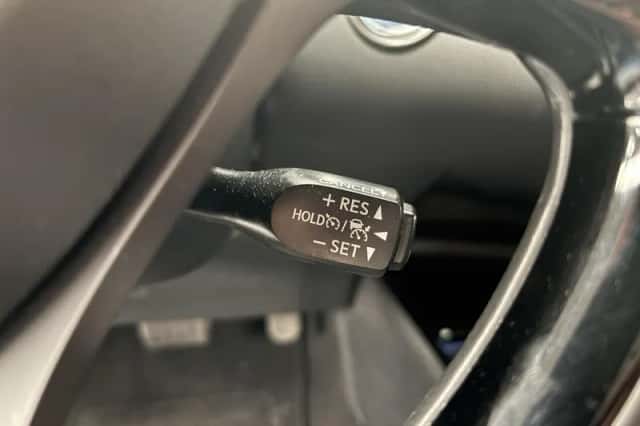 Toyota C-HR (2017) thumbnail 12
