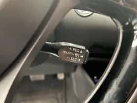 Toyota C-HR (2017) thumbnail 12