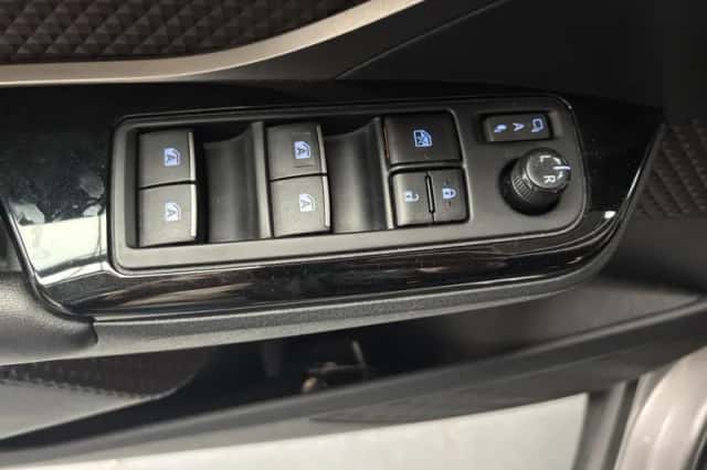 Toyota C-HR (2017) thumbnail 13