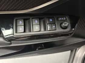 Toyota C-HR (2017) thumbnail 13