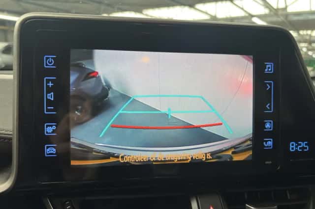 Toyota C-HR (2017) thumbnail 16