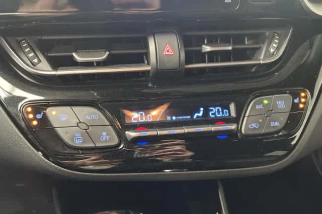 Toyota C-HR (2017) thumbnail 19