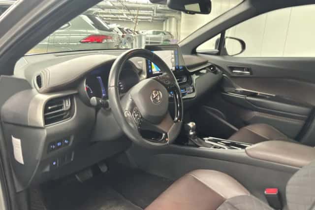 Toyota C-HR (2017) thumbnail 3