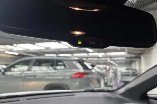 Toyota C-HR (2017) thumbnail 23