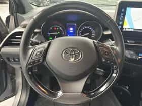 Toyota C-HR (2017) thumbnail 5
