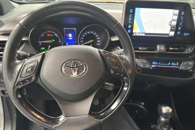 Toyota C-HR (2017) thumbnail 6