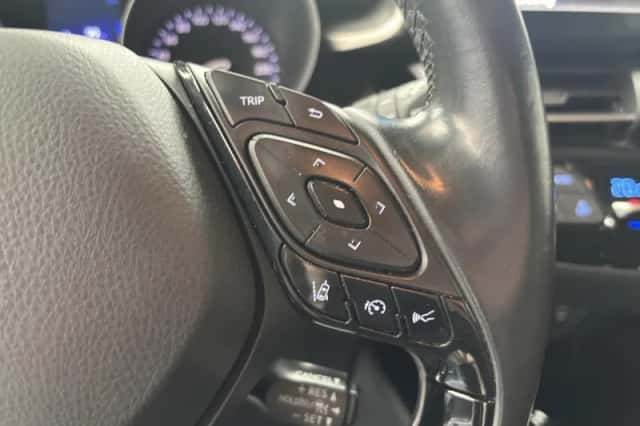 Toyota C-HR (2017) thumbnail 9