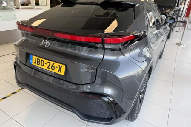 Toyota C-HR (2025) thumbnail 2