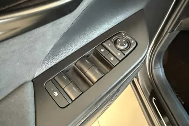 Toyota C-HR (2025) thumbnail 5
