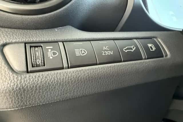 Toyota C-HR (2025) thumbnail 6