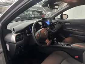 Toyota C-HR (2019) thumbnail 2