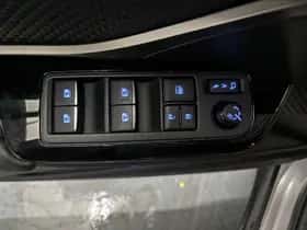 Toyota C-HR (2019) thumbnail 4
