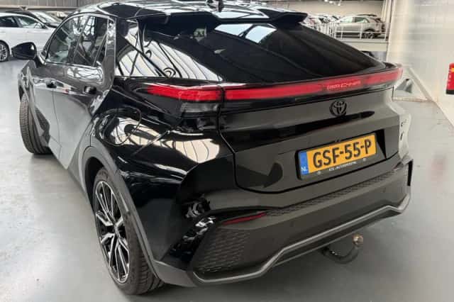 Toyota C-HR (2024) thumbnail 2