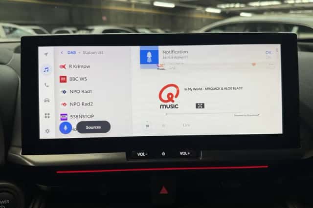Toyota C-HR (2024) thumbnail 13