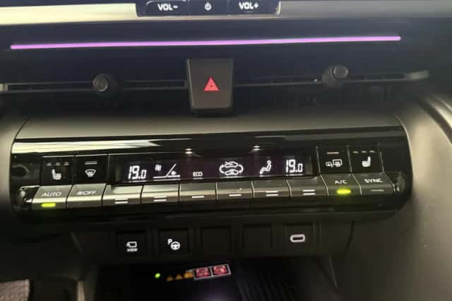 Toyota C-HR (2024) thumbnail 14