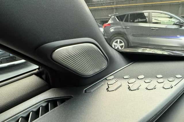 Toyota C-HR (2024) thumbnail 23