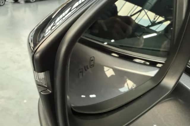 Toyota C-HR (2024) thumbnail 4