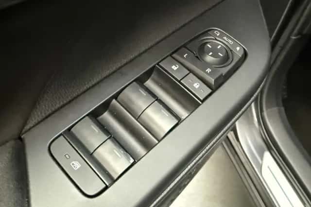 Toyota C-HR (2024) thumbnail 6