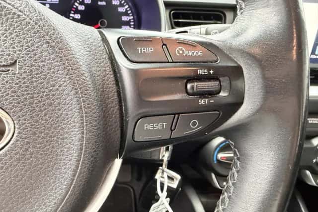 Kia Stonic (2018) thumbnail 12