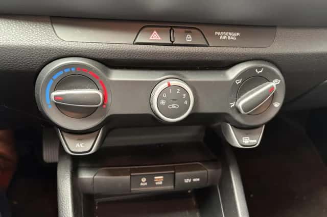 Kia Stonic (2018) thumbnail 18