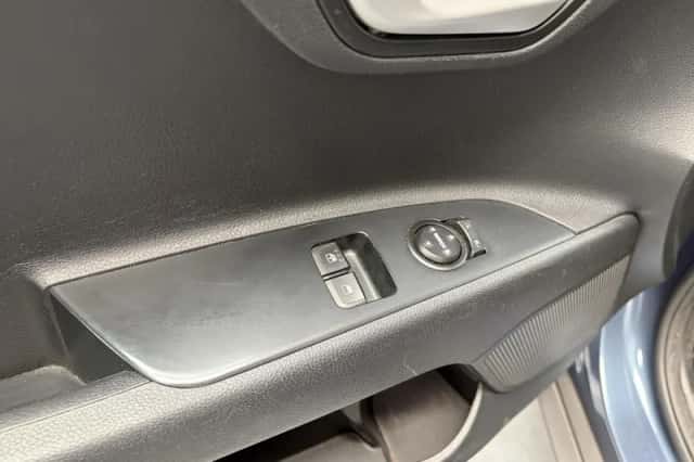 Kia Stonic (2018) thumbnail 8
