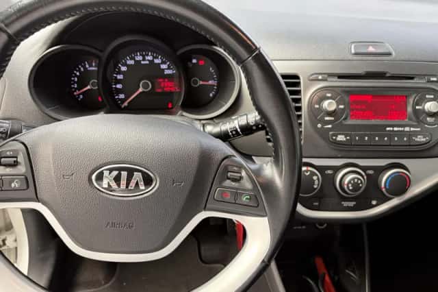 Kia Picanto (2015) thumbnail 11
