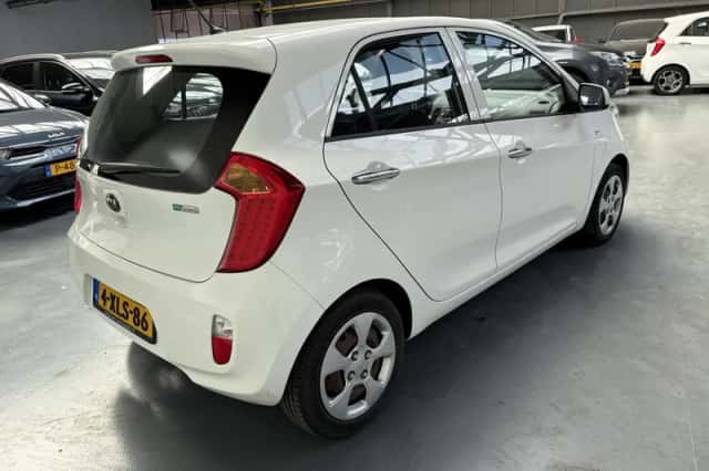 Kia Picanto (2015) thumbnail 8