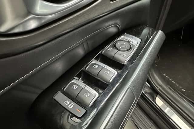 Kia Sorento (2021) thumbnail 3