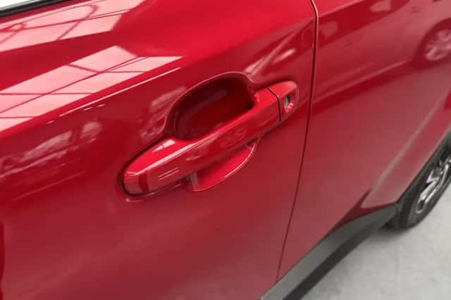 Toyota C-HR (2021) thumbnail 2