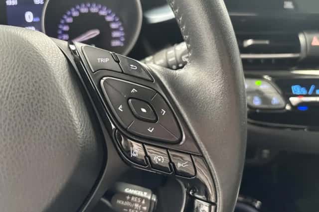 Toyota C-HR (2021) thumbnail 9