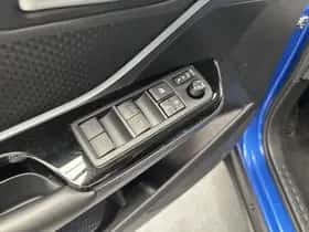 Toyota C-HR (2021) thumbnail 4