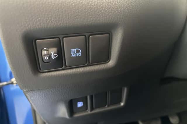 Toyota C-HR (2021) thumbnail 5