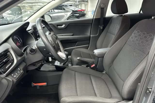 Kia Rio (2023) thumbnail 2