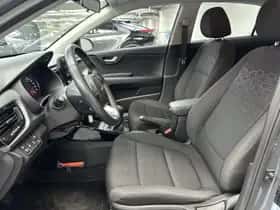 Kia Rio (2023) thumbnail 2