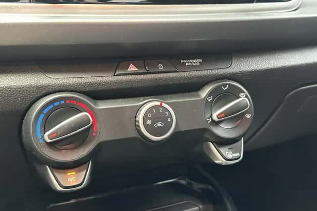 Kia Rio (2023) thumbnail 13