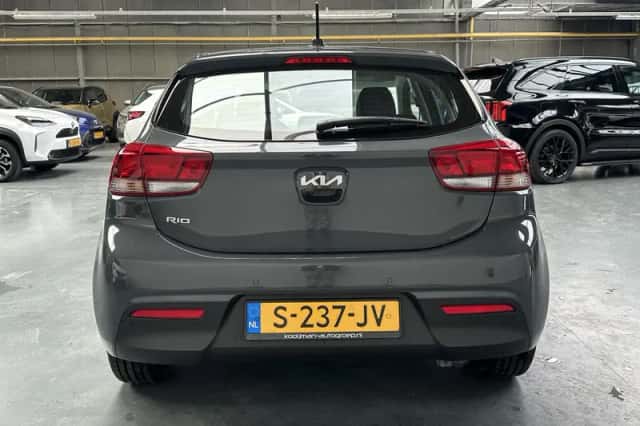 Kia Rio (2023) thumbnail 16